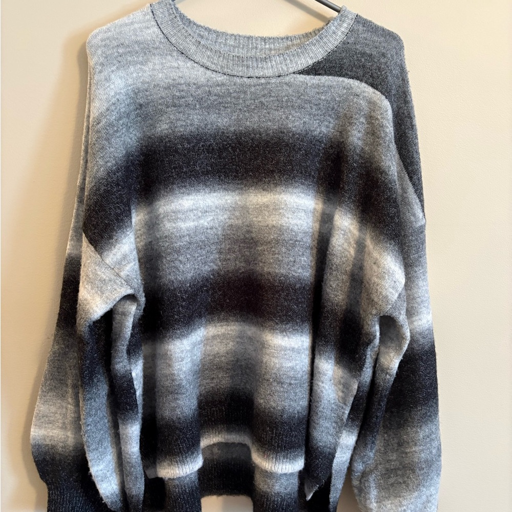 Chic Gradient Black and Gray Women's Sweater
